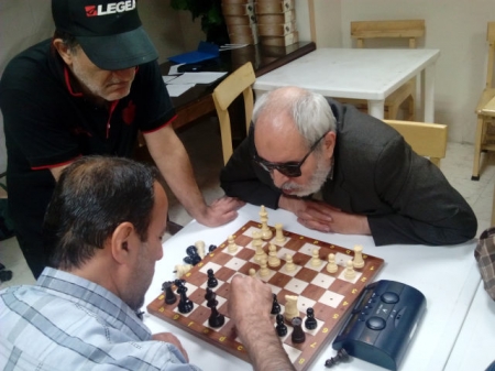 امید کریمی قهرمان مسابقات آزاد شطرنج نابینایان و کم بینایان روز عصای سفید شد